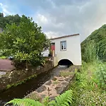 Ribeira Do Guilherme - Watermill House Botanic Garden Alpehytte *